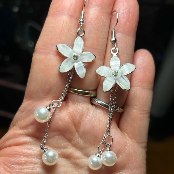 Jewelry - 3/$25 Silver and White Floral Drop Earrings